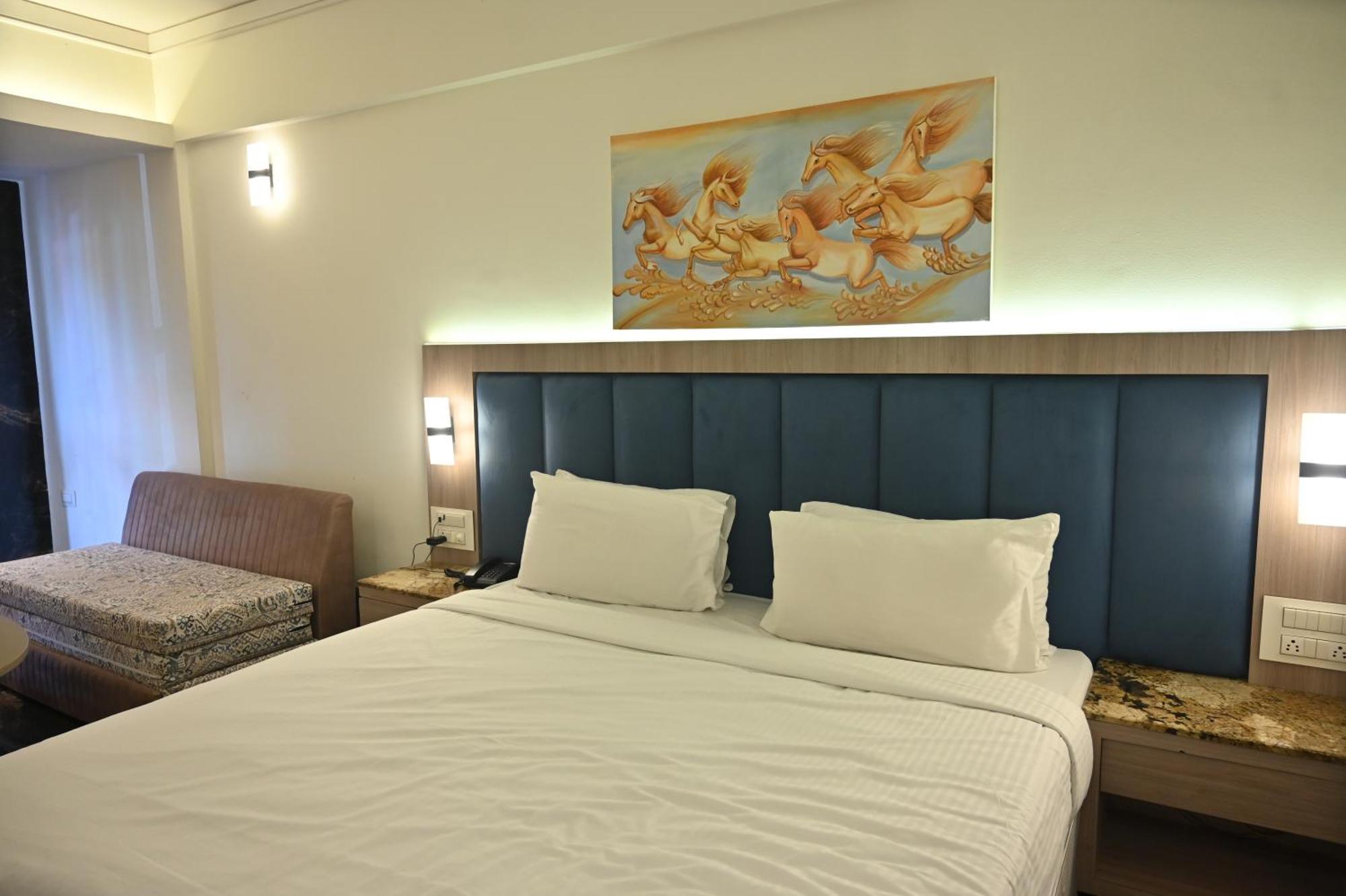 Kumar Resort By Turtle, Лонавала Екстериор снимка